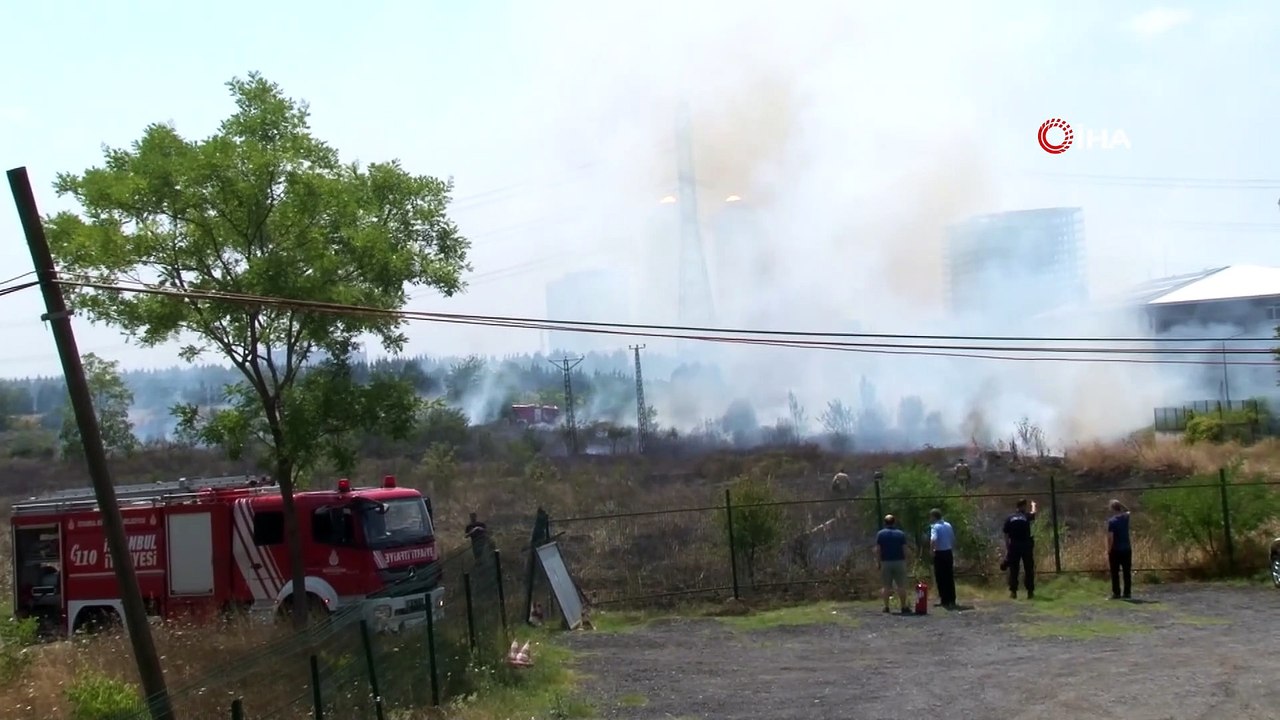 Metris Cezaevi önünde askeriye ait otluk alanda yangın çıktı. Olay yerine çok sayıda itfaiye ekibi sevk edildi. Yangının cezaevi binasına sıçramaması için itfaiye ekiplerinin çalışması sürüyor.