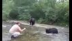Ce russe vient nourrir des ours sauvages à la main