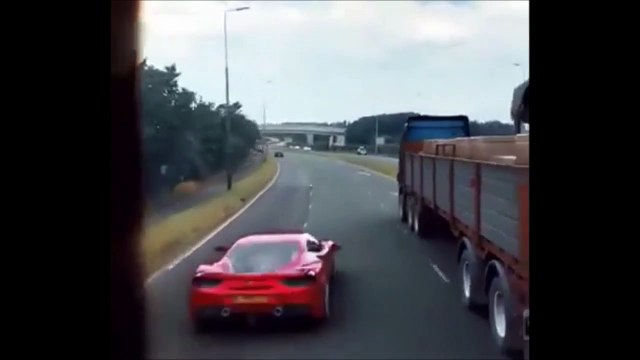 Ce conducteur de Ferrari nous montre comment on peut semer une voiture de police