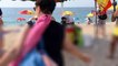Liberan bandera catalana en la playa de Arenys de Mar bajo sombrillas españolas