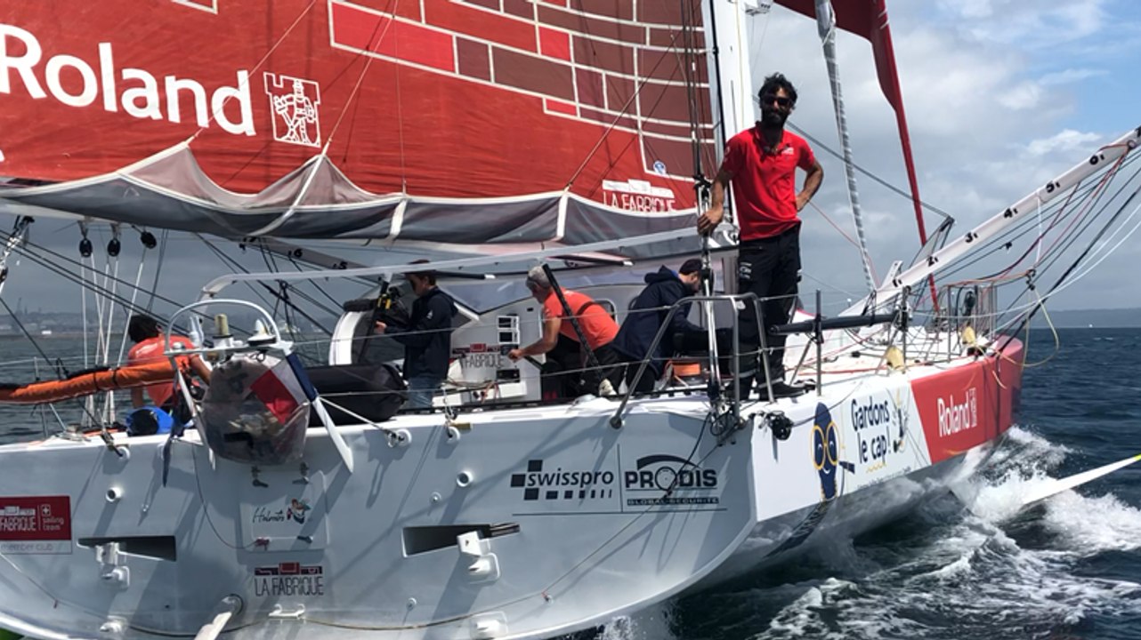 Le skipper Alan Roura, recordman de l’Atlantique Nord en solitaire, arrive à Brest