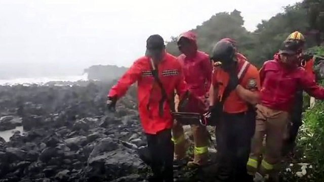 제주 바닷가 걷던 40대, 파도 휩쓸려 골절 / YTN