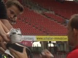 PSG - Tuchel signe des autographes après le match nul contre Nuremberg