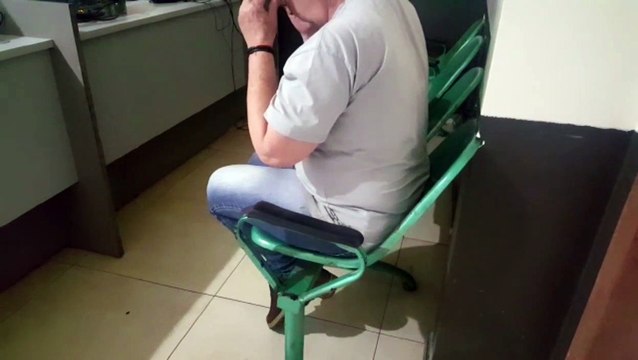 Mulher é detida acusada de agredir o marido, que é acamado, com golpes de facão