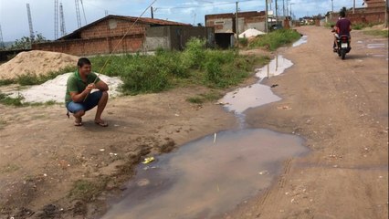 Скачать видео: Moradores do bairro Planalto de Pedras de Fogo pegam peixes na rua