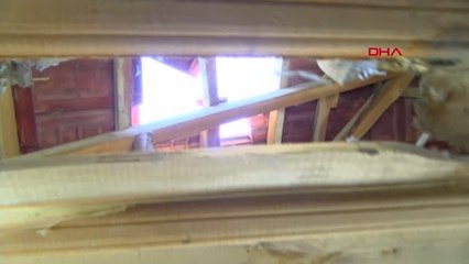 BURDUR Eve düşen buz kütlesi çatıyı deldi