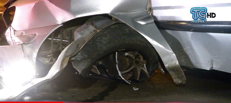 Dos personas resultaron heridas tras sufrir fuerte impacto en su vehículo en Guayaquil