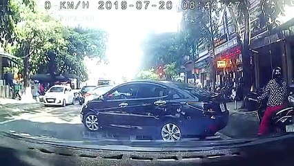Va quệt nhẹ, nữ -ninja- tức tối đạp đầu ô tô khiến tài xế bật tung cửa chạy ra quyết -ăn thua-
