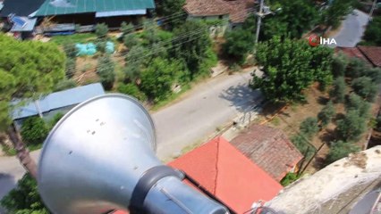 Telefonun çekmediği köyde, vatandaşlar çareyi minareye çıkarak arıyor