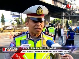 Petugas Evakuasi Bangkai Truk Tangki di Ruas Tol Dalam Kota