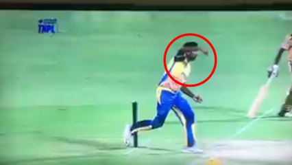 ഇയാള്‍ ഇത് എന്താണ് കാണിക്കുന്നത് ?