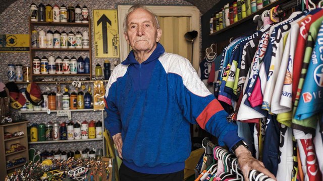 Christian, 80 ans, collectionneur d'objets du Tour de France