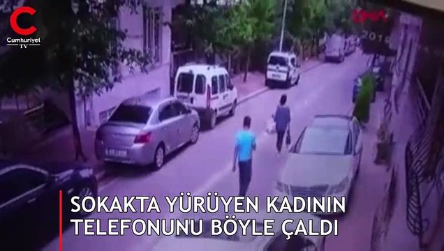 Kapkaç kamerada: Sokakta yürüyen kadının telefonunu böyle çaldı