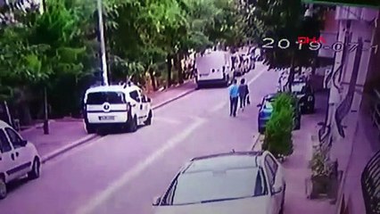 Esenyurt’ta kapkaç kamerada: sokakta yürüyen kadının telefonunu böyle çaldı