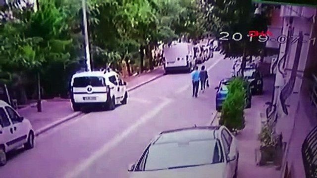 Esenyurt’ta kapkaç kamerada: sokakta yürüyen kadının telefonunu böyle çaldı