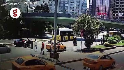 İki otobüsün arasına giren motosikletli ölümden döndü