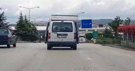 Aracının üzerine bağladığı yatakla ilerleyen sürücü tehlike saçtı