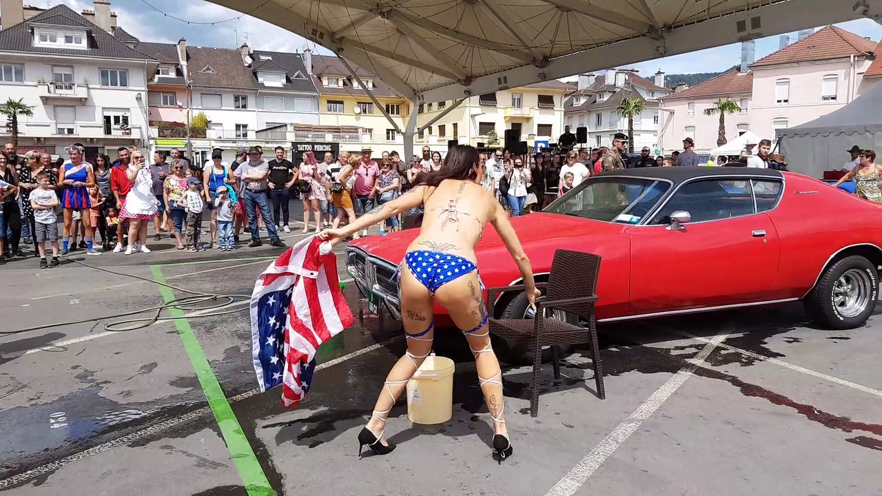 Deux strip-teasers font un car wash  place du marché