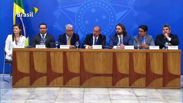 Ministro da Casa Civil Onyx Lorenzoni dá um fora em repórter da UOL sobre indicação de Eduardo Bolsonaro ao cargo de embaixador