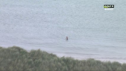 Un "courageux" prend son petit bain du dimanche