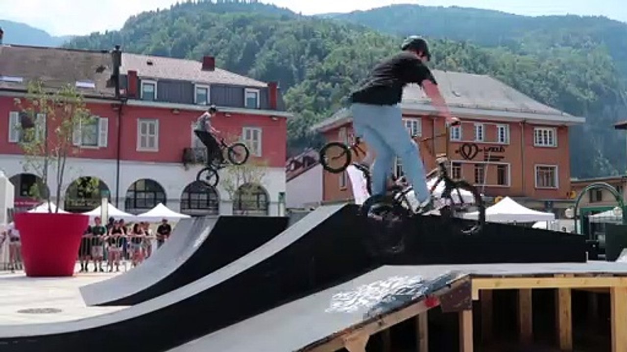 Cluses : backflip et 360, les mordus de BMX font le show