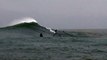Ressaca forma ondas gigantes na Praia da Costa em Vila Velha