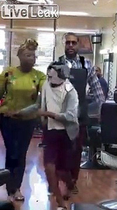 Forcé par sa mère d'avoir une coupe de cheveux chez le coiffeur !