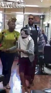 Forcé par sa mère d'avoir une coupe de cheveux chez le coiffeur !