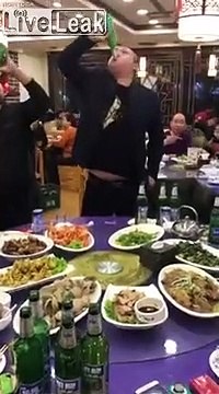 Il avale des dizaines de bières d'affilée !