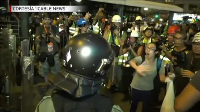 La Policía dispersa a miles de manifestantes en Hong Kong cuando se dirigían a la Oficina de Enlace de China