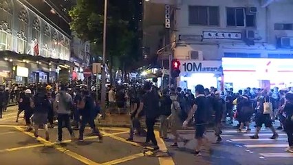 下载视频: Hong Kong vuelve al caos con noche de incidentes entre manifestantes y la policía