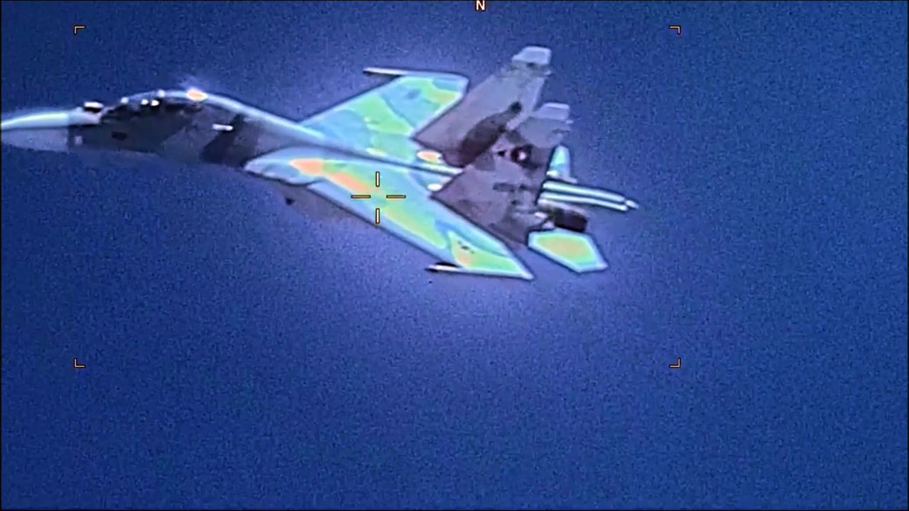 ✈ Venezuela SU-30 Flanker Aggressively Shadows a U.S. EP-3 Aircraft