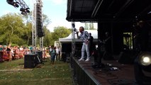 Le chanteur mouscronnois Jacky Delmone au parc de Mouscron pour le 21 juillet