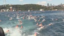 2.400 nadadores, de Asia a Europa en menos de una hora a través del Bósforo