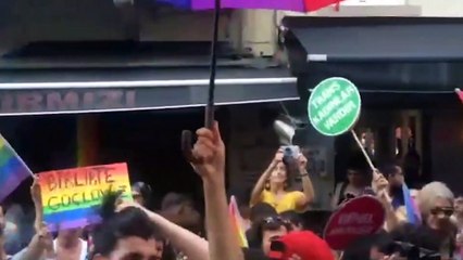 LGBTİ çocuğu olan aileler anlatıyor: Çocuğumu dövüp, sokağa atsam hatta öldürsem aileyim ama onu benimsediğimde aile olmuyorum