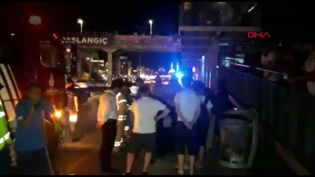 SEFAKÖY'DE BİR ARAÇ METROBÜS DURAĞINA DALDI; YARALILAR VAR