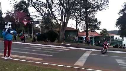 Ação de pessoa fantasiada chama a atenção no Lago Municipal