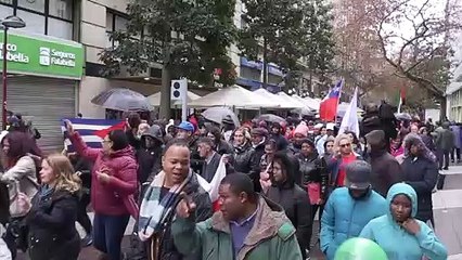 Inmigrantes protestan en Chile en contra de políticas migratorias de Piñera