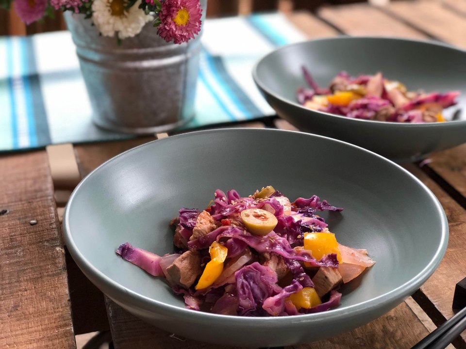 Arrimado de col o wok peruano- Cocina con Conexión - Sonia Ortiz con Juan Farré