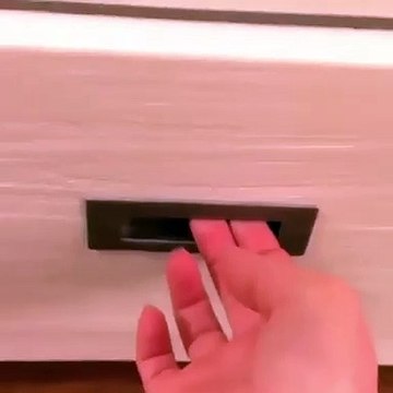 Quand tes chatons trouvent la cachette parfaite dans les tiroirs. Hilarant !