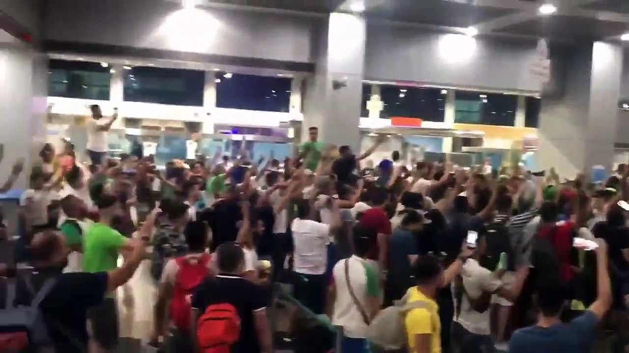 Heurts entre supporters algériens et policiers...