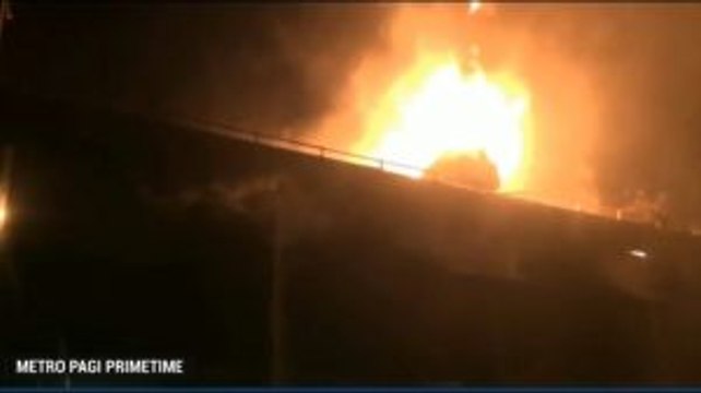 Truk BBM Tabrak Minibus dan Terbakar di Gerbang Tol Rawamangun