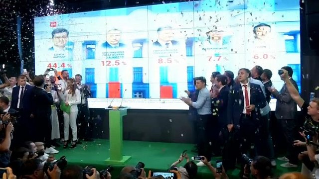 Слуга народа ушел в отрыв