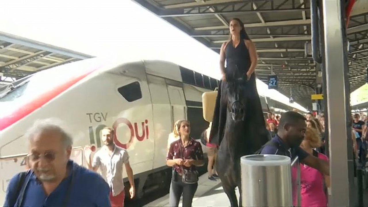 Da steht ein Pferd... auf dem Bahnhof