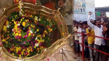 सावन के पहले सोमवार पर शिवभक्तों का लगा जमावड़ा, लोधेश्वर महादेव के जलाभिषेक को उमड़ा आस्था का सैलाब