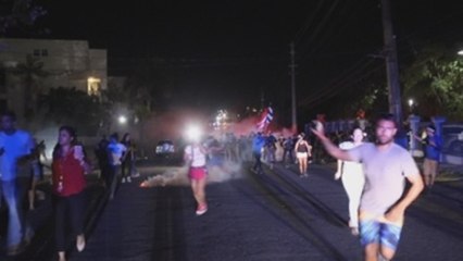 Responden a anuncio de no reelección del gobernador de P.Rico con protesta (C)