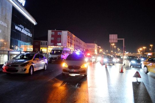 İki otomobil, İETT durağına daldı: 8 kişi yaralandı