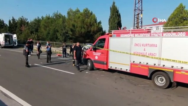 Uzunköprü'de Otomobil Duvara Çarparak Durabildi: 3 Ölü