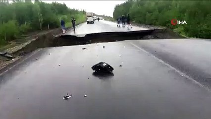 - Rusya'da otomobil çukura düştü