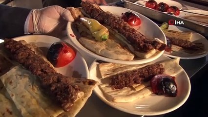 Kebap ustalarının 100 derece sıcaklıktaki zorlu mesaisi